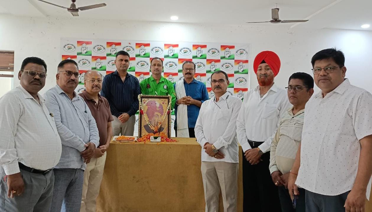 सरगुजा महाराज स्व मदनेश्वर शरण सिंहदेव की 25 वी पुण्यतिथि पर  राजीव भवन में की गई श्रद्धांजलि सभा का आयोजन 